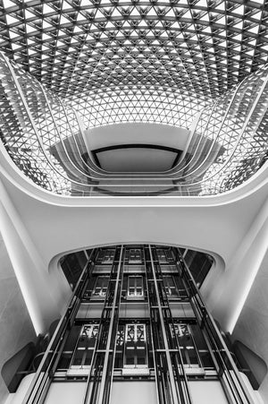 Abstraktes Gebäudedetail-Schwarzweißfoto