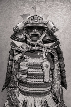 Portrait d'armure de samouraï japonais avec écusson de cérémonie