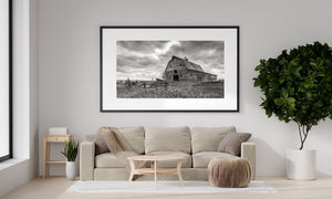 Landelijke boerderij in Saskatchewan, gefotografeerd onder een zware bewolkte hemel