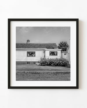 Schreiber house with object-filled windows in black and white