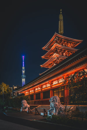 Arquitectura del templo rojo y escena nocturna de la ciudad de Tokyo Skytree
