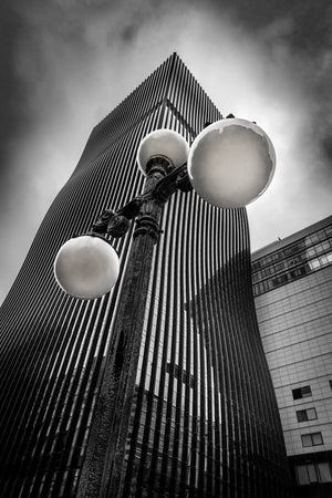 Straßenlaterne vor moderner Hochhausarchitektur in Seocho