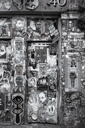 Couches d'art de rue urbain entourant une fenêtre dans l'Est de Londres