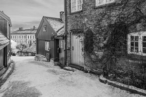Casas de madera en una tranquila callejuela de Oslo