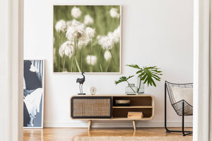 Subtiele en minimalistische bloem Wandkunst van een afgelegen natuurlijk tafereel