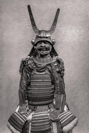 Antica armatura da samurai giapponese con kabuto a mezzaluna verticale