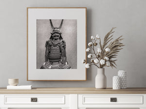 Vista frontale dell'armatura del samurai con alta cresta a mezzaluna