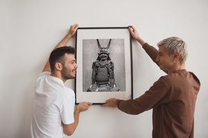 Ritratto di armatura da samurai caratterizzata da un'alta cresta a forma di mezzaluna