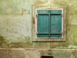 Finestra vintage sul vecchio muro strutturato in Romania, che mostra il fascino rustico.