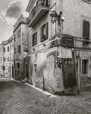 Escena callejera italiana en blanco y negro