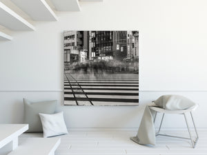 Modern interieur met een groot zwart-wit stadsgezicht schilderij aan de muur.