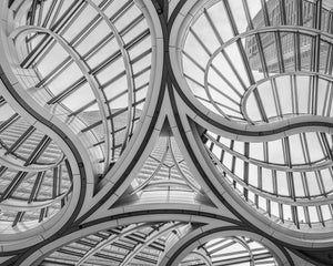 Anneaux et courbes architecturaux modernes à Odaiba