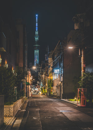 wąska uliczka Tokio oświetlona latarniami ulicznymi i Skytree