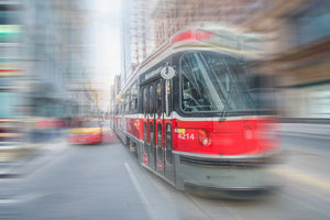 Dynamische Bewegungsunschärfe einer TTC-Straßenbahn auf den Straßen von Toronto