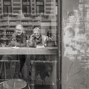 Donne che ridono in un bar di Oslo