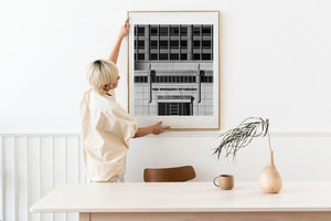Minimalistisches akademisches Gebäude von außen in Schwarzweiß