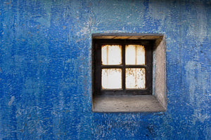 Pared azul texturizada con ventana grunge