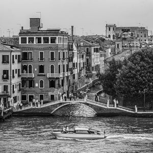 Photo noir et blanc du canal de Venise et des piétons sur le pont