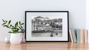 Venetiaanse brug en gebouwen aan het water Fine Art‑print
