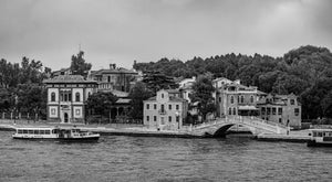 Arquitectura veneciana histórica con vaporetto en el canal Giudecca