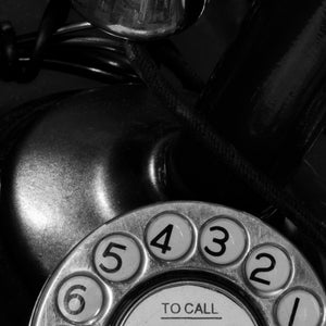 Detalle de dial de teléfono giratorio antiguo: blanco y negro
