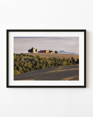 Vitaleta-Kapelle und toskanisches Bauernhaus am Hang, Fotodruck