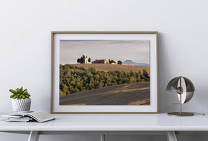 Vitaleta-Kapelle und toskanisches Bauernhaus am Hang, Fotodruck