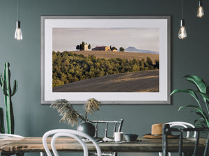 Vitaleta-Kapelle und toskanisches Bauernhaus am Hang, Fotodruck