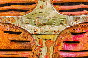 Nahaufnahme eines Dodge-Emblems auf einem rostigen LKW-Kühlergrill