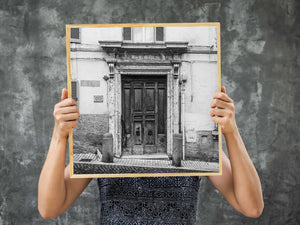 Puerta de piedra italiana debajo de una inscripción tallada