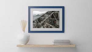 Tetto in legno rotto con vista sul mare e sulle montagne delle Lofoten