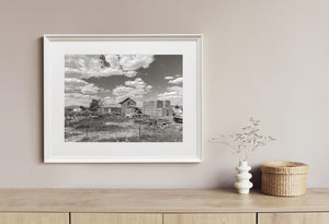 Paesaggio rurale del Nevada in bianco e nero con un fienile in legno e un pagliaio