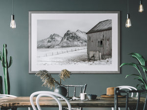 Fotografía tranquila de invierno de un granero desgastado en Lofoten