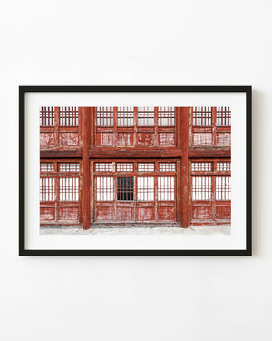 Puertas y rejas de ventanas rojas desgastadas en la Gran Muralla China