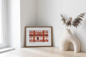 Detalle arquitectónico chino con puertas rojas desgastadas y altos postes de madera