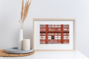 Fachada simétrica de madera roja con hileras de ventanas enrejadas en China