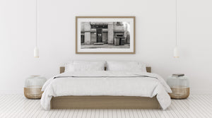 Fotografia architettonica in bianco e nero di un ingresso residenziale rumeno esposto alle intemperie