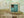 Vieux volets en bois turquoise et mur texturé en Roumanie