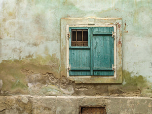 Vieux volets en bois turquoise et mur texturé en Roumanie