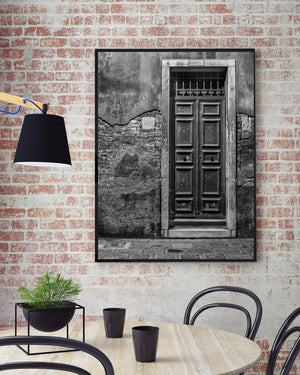 Architecture italienne monochrome avec une grande porte en bois et un mur texturé