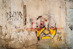 Ritratto graffito segnato dal tempo su un muro deteriorato a Willemstad, Curaçao | Stampa fotografica d’arte