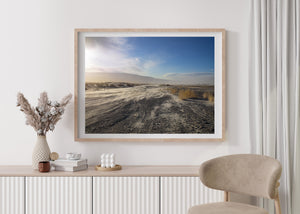 Sabbia portata dal vento su una strada nel deserto: fotografia di paesaggio a colori