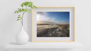 Sabbia portata dal vento su una strada nel deserto: fotografia di paesaggio a colori
