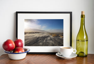 Sabbia portata dal vento su una strada nel deserto: fotografia di paesaggio a colori