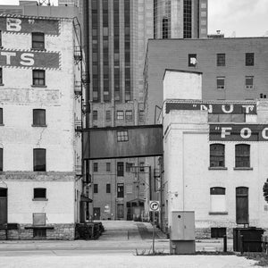 Scène d'architecture urbaine avec de vieux entrepôts en briques et une passerelle à Winnipeg