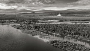 Ansa del fiume Yukon circondata da una fitta foresta settentrionale in bianco e nero