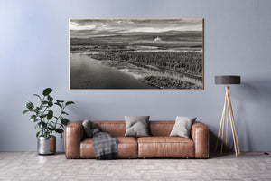 Valle del fiume settentrionale e selvaggio nella fotografia monocromatica dello Yukon