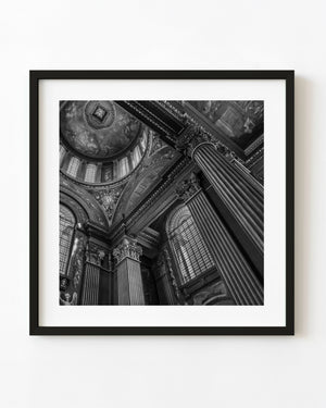 Czarno-biały widok z góry na ozdobne kolumny i sufit Painted Hall w Greenwich w Londynie.