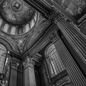 Duża karbowana kolumna wznosi się w kierunku zdobionego łuku wewnątrz Painted Hall w Greenwich.