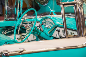 Tableau de bord de voiture classique avec des accents chromés
